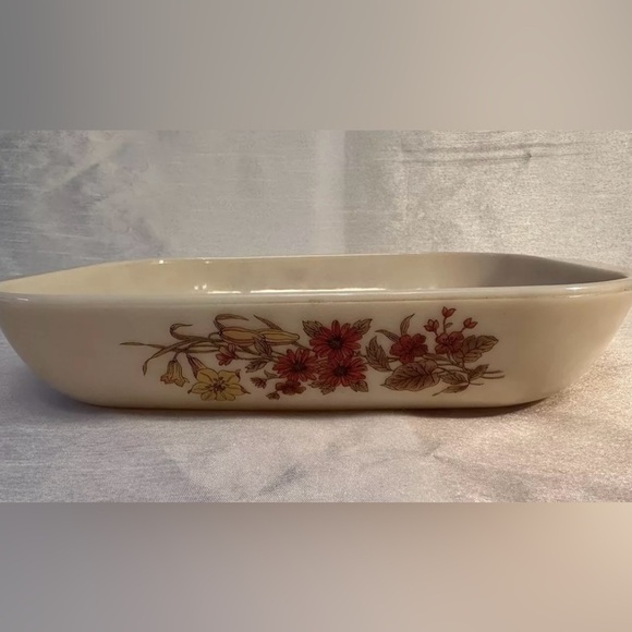 Beautiful Vintage Pyrex Harvest Spray Casserole Dish. Barely Used. - Picture 1 of 5